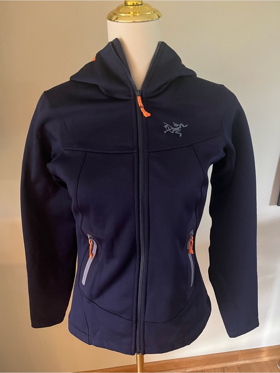 Arc'teryx Jackets & Blazers - Arcteryx ARENITE HOODY WOMEN - Small